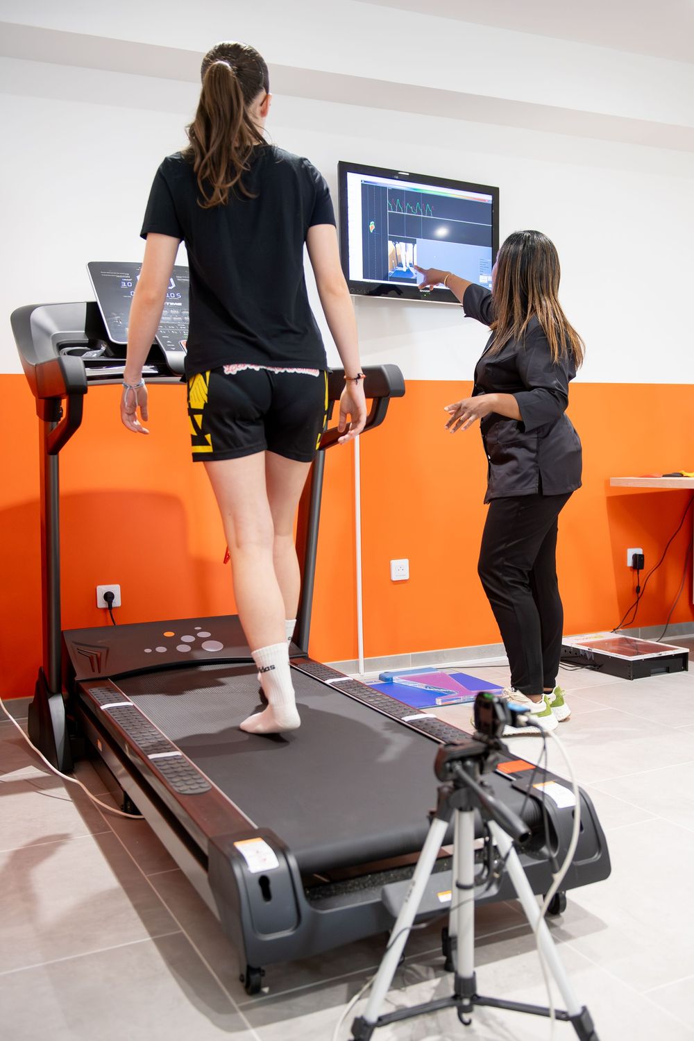 Analyse de la marche d'une adolescente sur tapis