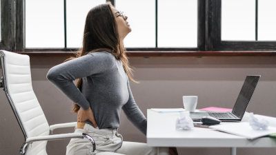 Femme souffrant de douleurs dorsales